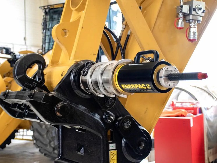 PPH-Kit bereit für den Einsatz zur Bolzenentfernung Enerpac PPH-Kit an einem Bagger befestigt, bereit zur Bolzenentfernung