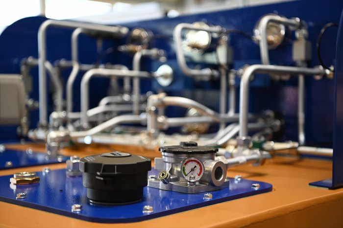 Präzise Leitungsführung und Kontrolle Detailaufnahme eines Hydraulikaggregats mit Leitungen, Tank und Manometer
