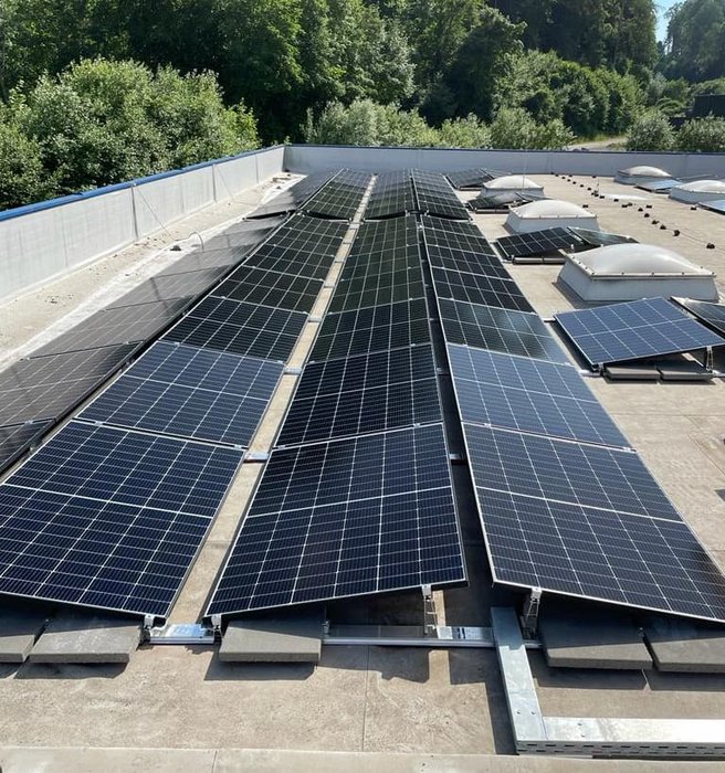 PV-Anlage für lokale Energieproduktion Solarpaneele auf einem regionalen Dach im Kontext der Energiegemeinschaft