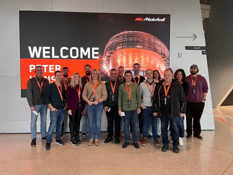 Team Hasieber in der KTM Motohall vor einem Begrüßungsschild