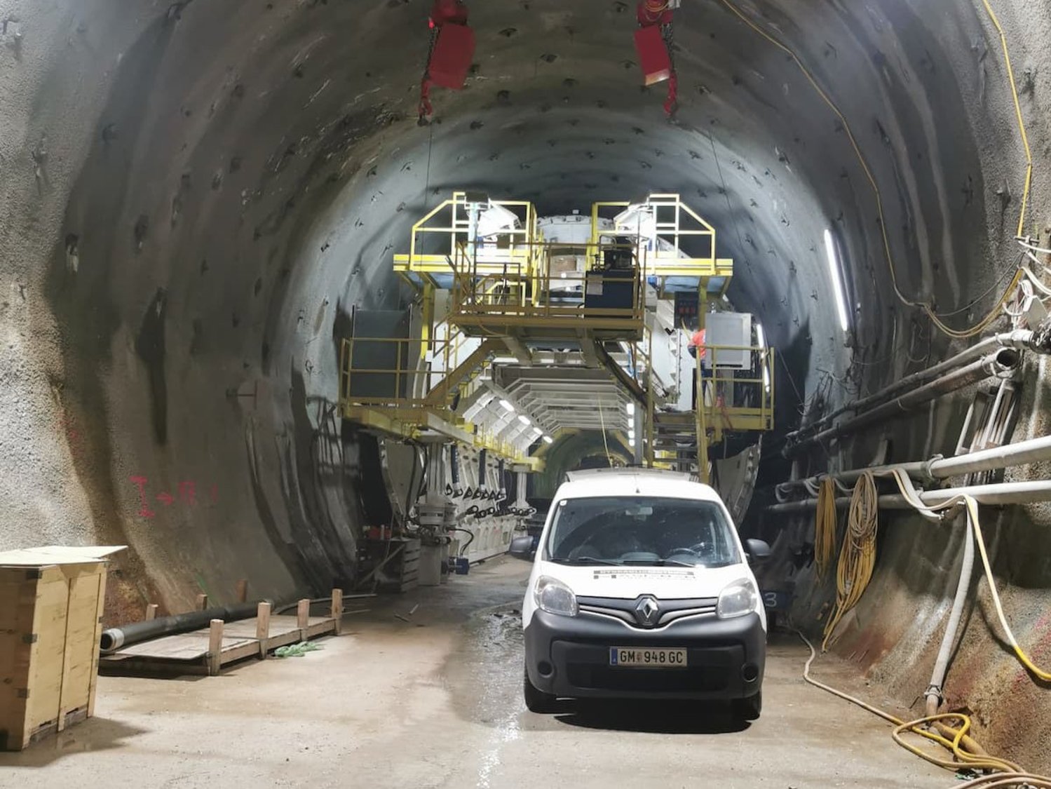 Hasieber im Semmering Basistunnel Baustelle im Tunnel mit Hasieber Fahrzeug