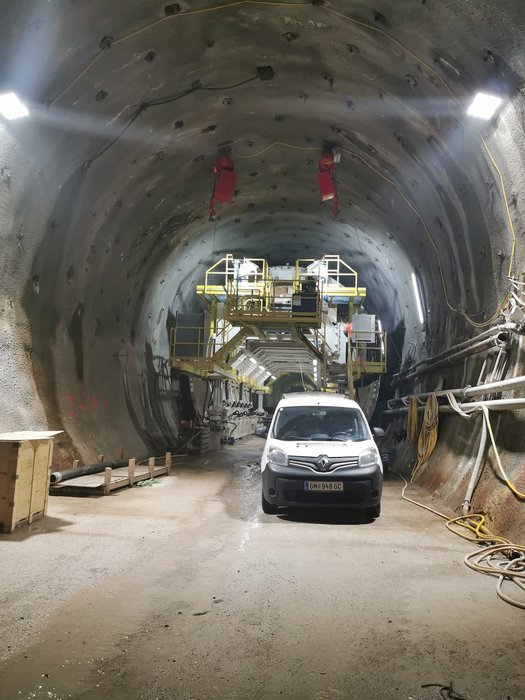 Hasieber im Semmering Basistunnel Baustelle im Tunnel mit Hasieber Fahrzeug